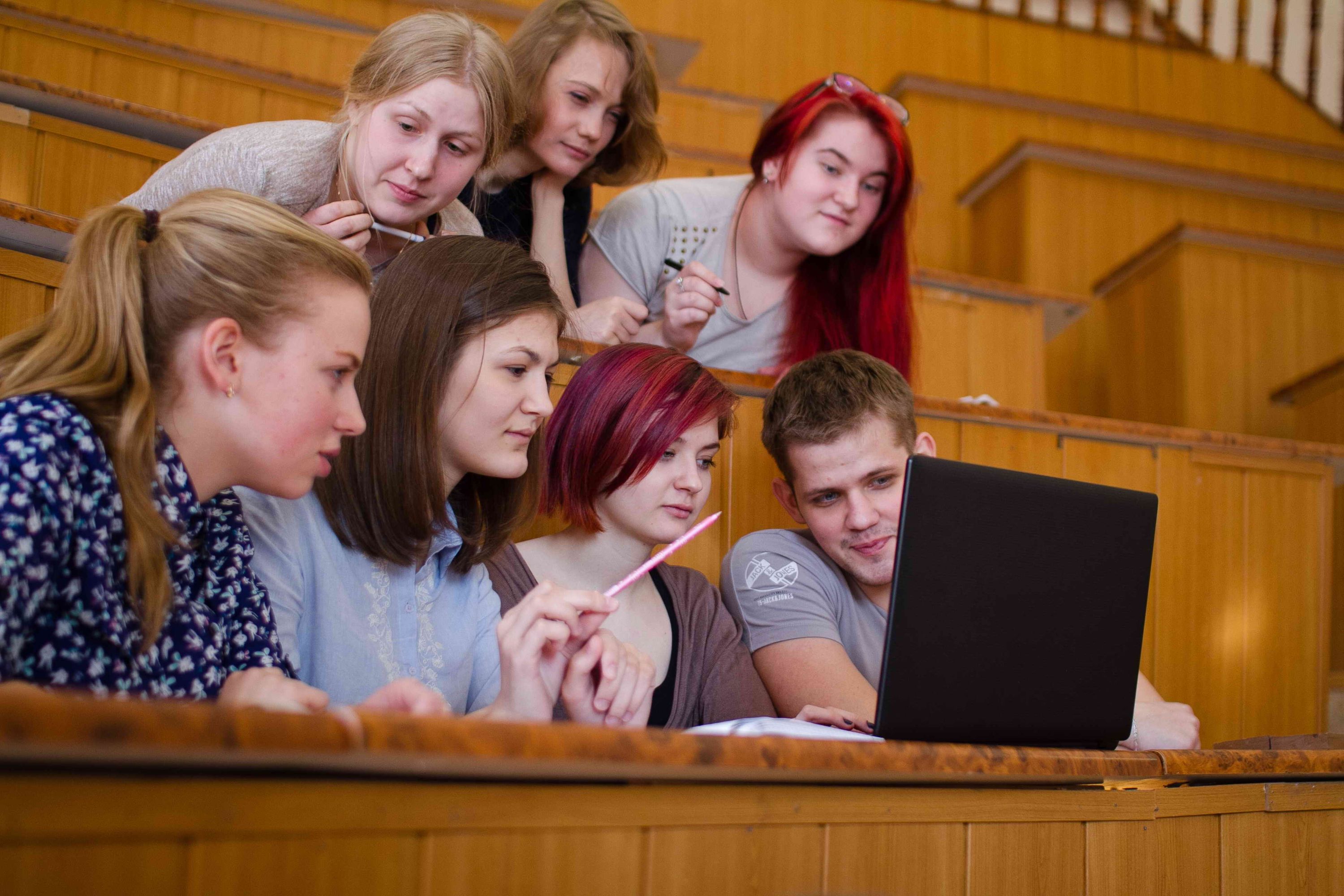 Students at computer Tomsk2