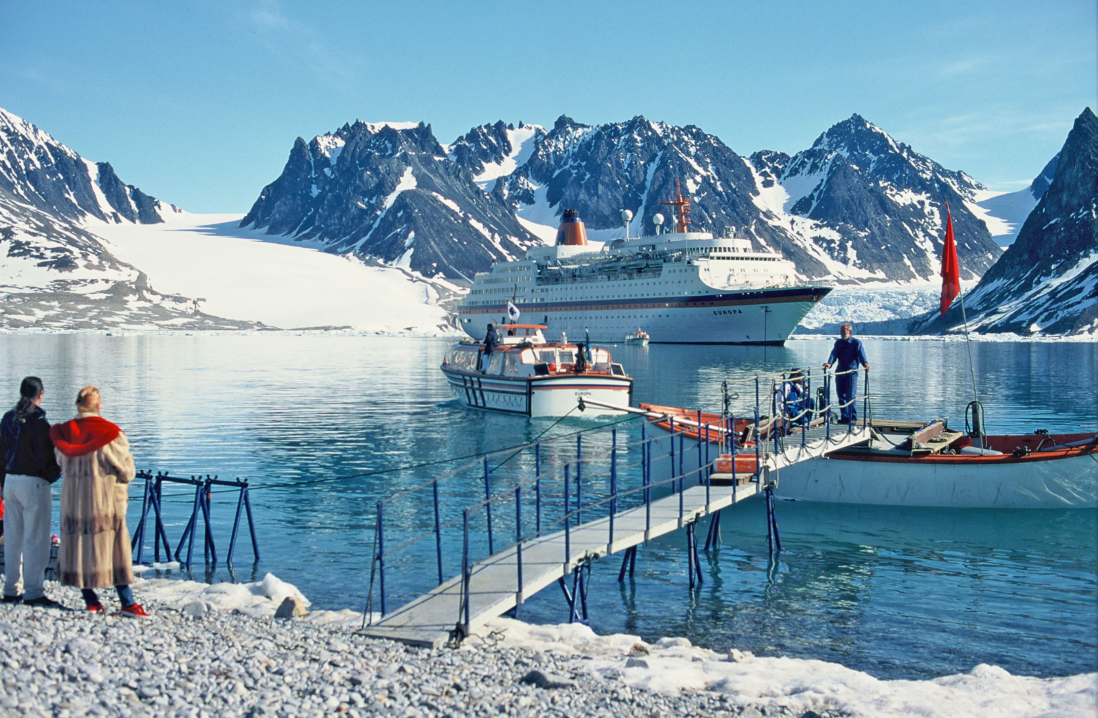high-class-cruise-tourism-magdalenefjord-spitzbergen-svalbard_1497-2170x1420px.jpg