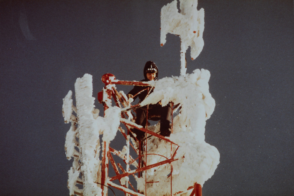 Tapio Tukkiniemi has climbed the Ylläs fell mast in 1985, braving ice, freezing temperatures, and the dim twilight of the polar night. Photo: Private collection.