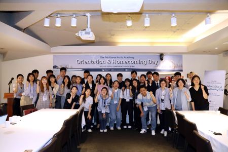 Alumni and current participants at the Orientation and Homecoming Day.